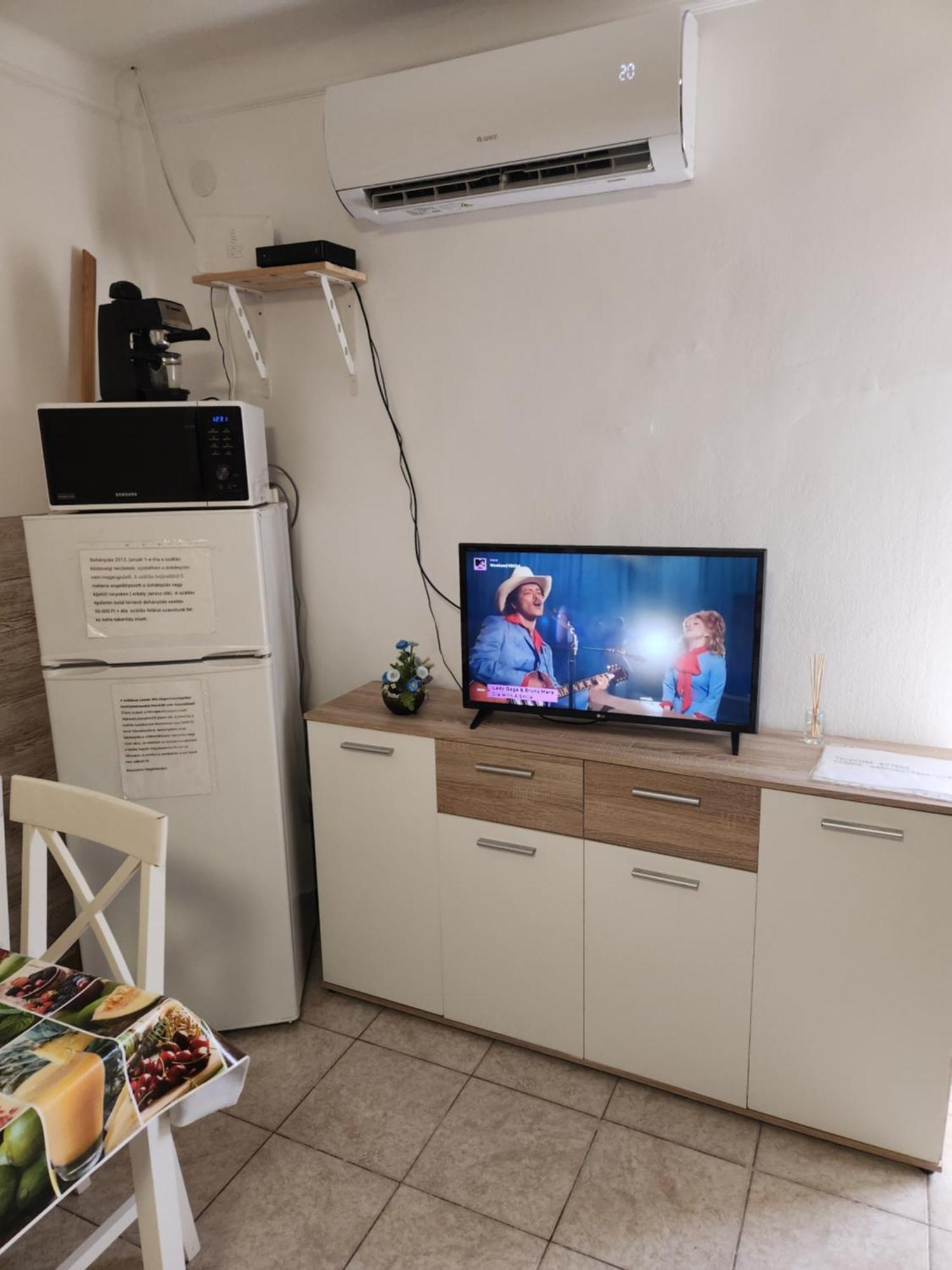 Orsi Apartman / Vendeghaz 凯奇凯梅特 外观 照片